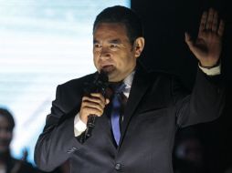 El presidente electo Jimmy Morales, del partido Frente de Convergencia Nacional (FCN), celebra tras ganar las elecciones. EFE / E. Biba