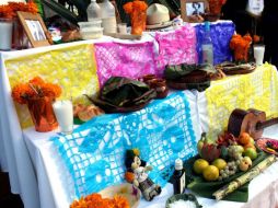 Comerciantes de flores, panaderías, dulcerías, velas y frutas, ya preparan su mercancía para los altares. NTX / ARCHIVO