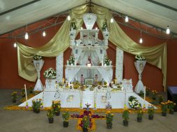 En las ofrendas se colocan juguetes, alimentos, bebidas, velas y flores, en honor a quienes ya no están en el mundo. NTX / J. Torres