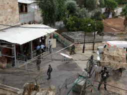 En Hebrón, 500 colonos israelíes viven entre los palestinos detrás de torres de vigilancia y alambradas de púas. AFP / H. Bader