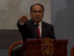 Héctor Astudillo toma protesta como gobernador constitucional de Guerrero en el Congreso estatal, en Chilpancingo. ESPECIAL /