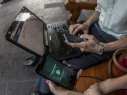 Facebook es la red que tiene más presencia en el día, y al hablar con sus amigos, la mayoría prefiere hacerlo por WhatsApp. EL INFORMADOR / ARCHIVO