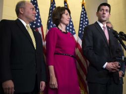 Ryan (d) agradece el trabajo de su antecesor en la Cámara de Representantes y asegura que unificará al partido republicano. EFE / S. Thew