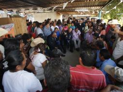 Varias patrullas de la PF arriban al lugar para negocia la entrega de sus compañeros, pero la población se resiste. SUN / ARCHIVO