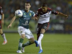 Mauro Boselli y Medina disputan un balón durante el partido. MEXSPORT / I.Ortiz