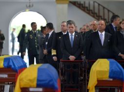 Los féretros cubiertos con la bandera nacional durante el funeral en la capital colombiana. EFE / J. P. Bello