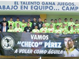 ''Vamos, 'Checo' Pérez. A volar como águila'', expresan los jugadores con una manta. TWITTER / @CF_America
