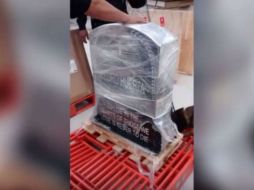 La caja contenía una lápida con inscripciones en inglés. YOUTUBE / Camara Reportero