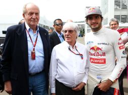 El Rey Juan Carlos de España (izq) junto a Bernie Ecclesstone y Carlos Saiz. AFP / M.Thompson