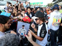 Cada piloto era asediado por aficionados que buscaban un autógrafo y selfies. NTX / J. Arciga