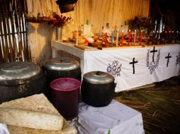 Se prepara comida especial y elevan sus rezos para invitar a las ánimas a una comida. TWITTER / @INAHmx