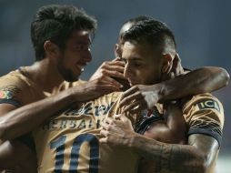 Los jugadores de Pumas festejan uno de los goles. MEXSPORT / J. Ramírez