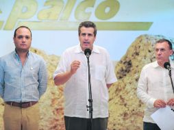 Luis Fernando Velasco (centro), acompañado de Alfredo Deluque habla en La Habana. AFP /