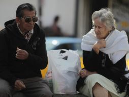 Se recomienda arroparse con suéter y abrigos, así como evitar el contacto con personas enfermas. EL INFORMADOR / ARCHIVO