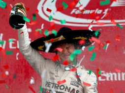 La gente estalló al escuchar a Rosberg, quien portaba un sombrero de charro, agradecer al pueblo mexicano. AFP / M. Thompson
