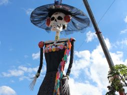 Una gran estructura de alambrón, decorada por grandes flores y un sombrero de cinco metros de diámetro llama la atención. ESPECIAL / Ayuntamiento de Zapotlanejo