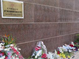Ofrenda floral colocada en la Embajada rusa en El Cairo como señal de duelo por las víctimas del avión MetroJet siniestrado en Sinaí. EFE / E. Marin