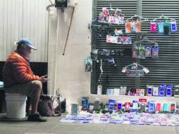 En la Calzada Independencia siguen vendiendo celulares. EL INFORMADOR / ARCHIVO