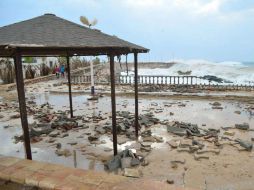 Según el recuento de la policía local, al menos cien personas resultaron heridas y 80 casas destruidas. AP / M. Bazahier