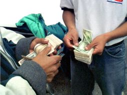 Respecto a la perspectiva sobre el tipo de cambio para el cierre de 2015, el Banxico indica que el dólar se mantiene. AFP / ARCHIVO