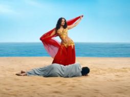 Vestida como bailarina árabe, Salma aparece en el video realizando sensuales movimientos. INSTAGRAM / @salmahayek