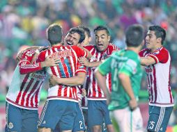 Los jugadores de Chivas festejan con la Copa MX luego de la premiación. MEXSPORT / A.García