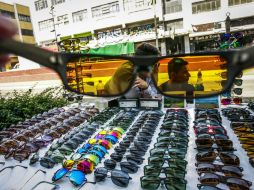 Este puesto que vende lentes sobre la banqueta de Avenida Juárez tendrá que reubicarse a partir de la próxima semana. EL INFORMADOR / A. García