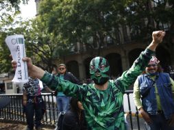 Varias personas celebraron la resolución de los ministros de la Suprema Corte fuera de las instalaciones del Poder Judicial. AP /  E.Verdugo