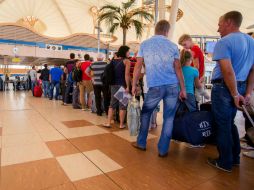 Se estima que unos 20 mil nacionales del Reino Unido están en la ciudad egipcia a la espera de ser repatriados. AP /