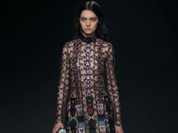 No es una tendencia nueva, Mary Katrantzou la introdujo el año pasado destacando sus vestidos con transparencia y parches. ESPECIAL / www.marykatrantzou.com