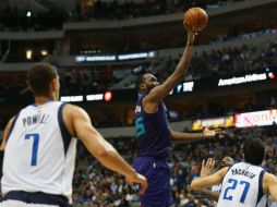 Al Jefferson realiza un tiro al aro ante la marca de la defensiva de Dallas. AFP / R. Martinez