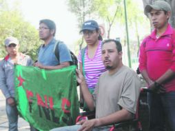 Jesús Hernández (c), integrante del Frente Nacional de Lucha contra el Socialismo, sale del Hospital Balbuena. EFE /