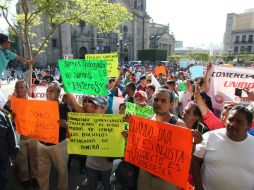 Sostienen que su plantón continuará hasta que sean recibidos por Alfaro. EL INFORMADOR / R. Tamayo