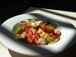 Se debe comer menos, en porciones más pequeñas y evitar excesos de grasa y azúcar; en carne, frituras, pasteles y refrescos. EL INFORMADOR / ARCHIVO