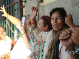 Los manifestantes dicen que permanecerán encadenados hasta que puedan trabajar en los espacios que antes tenían. EL INFORMADOR / F. Atilano