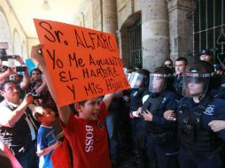 Frente al contingente se ubicaron menores de edad, para exigir a las autoridades ''su Navidad''. EL INFORMADOR / F. Atilano