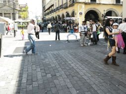 En la calle Morelos, en su cruce con Colón, se notó ayer la diferencia. Los peatones pudieron caminar sin obstáculos ni amontonamientos EL INFORMADOR / A. García