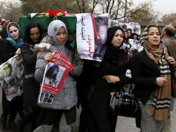 Manifestantes portan uno de los ataúdes de una de las víctimas del más reciente ataque del Estado Islámico. EFE / J. Jalali