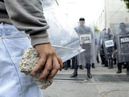 En la trifulca salieron a relucir gases lacrimógenos, pedradas, toletes. SUN / ARCHIVO