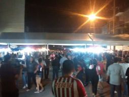 Los alrededores del Coloso de la Calzada Independencia mostraban un ambiente similar al de un partido común y corriente. EL INFORMADOR / A. Rodríguez