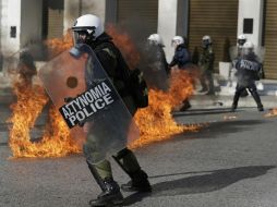 Unos cinco mil policías antimotines son desplegados al centro de la capital para garantizar la seguridad en la mega manifestación. AP / P. Giannakouris