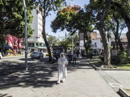 La banqueta del parque del templo del Carmen ya fue liberada por los indígenas que comercian con sus artesanías. EL INFORMADOR / R. Tamayo