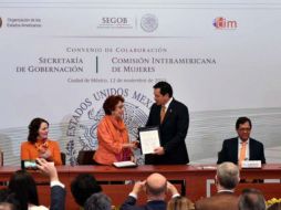 El funcionario firma un convenio de colaboración con la Comisión Interamericana de Mujeres. TWITTER / @SEGOB_mx