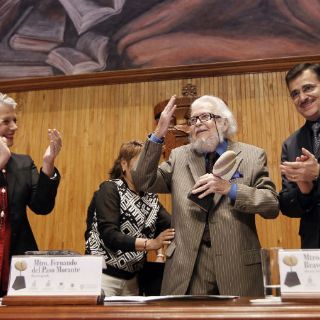 Fernando del Paso, radiante con el Premio Cervantes
