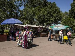 Comercio informal en el Parque Revolución, a la salida de la Estación Juárez del Tren Ligero. EL INFORMADOR / R. Tamayo