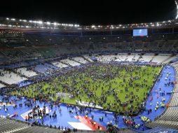 Las autoridades obligaron al público a permanecer en el interior del estadio por seguridad al término del partido. AP / M. Euler