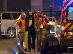 Rescatistas evacúan a personas en París, tras la recomendación de no permanecer en las calles. EFE / I. Langsdon