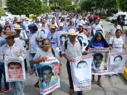 Los inconformes reclamaron al gobernador Héctor Astudillo Flores que cumpla su promesa de sumarse a la búsqueda de los 43 normalistas. SUN / ARCHIVO