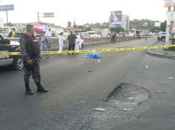 El hombre, identificado en el lugar por su esposa como Carmen Arturo Barba López, presentaba siete heridas de bala. ESPECIAL /