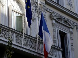 Vista de la bandera francesa a media asta, en la Embajada de Francia en España, como señal de duelo y solidaridad. EFE / A. Díaz